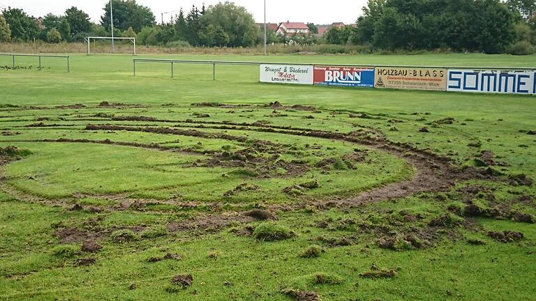 So sah es im August auf dem Fußballplatz der SV-DJK Sommerach aus. Jetzt kam heraus: Ein Holländer wollte scheinbar den deutschen Fußball sabotieren. So sah es im August auf dem Fußballplatz der SV-DJK Sommerach aus. Jetzt kam heraus: Ein Holländer wollte scheinbar den deutschen Fußball sabotieren.