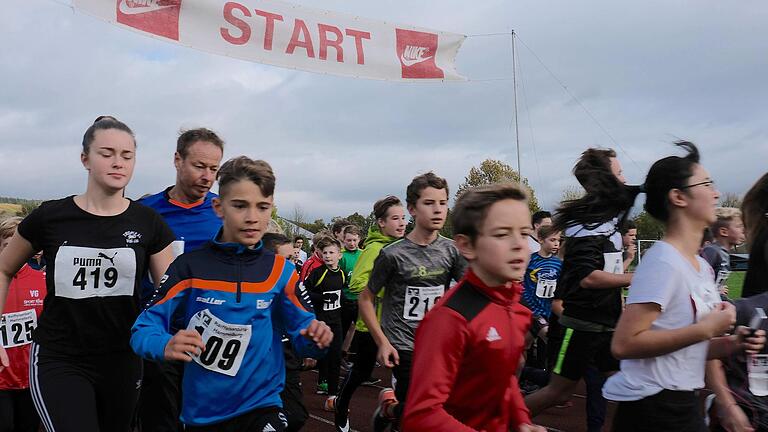Los geht's: Das Hammelburger Frobenius-Gymnasium veranstaltete zum 24. Mal einen Minimarathon.       -  Los geht's: Das Hammelburger Frobenius-Gymnasium veranstaltete zum 24. Mal einen Minimarathon.