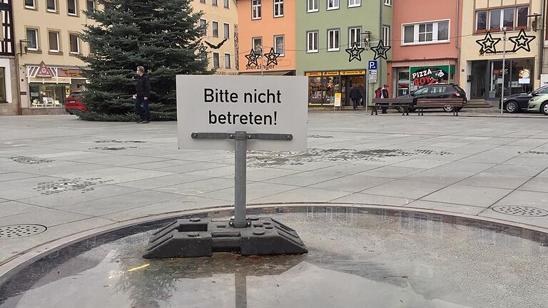 Die Glasscheibe über dem Brunnen am Marktplatz in Mellrichstadt ist bei Nässe rutschig und soll daher nicht überquert werden. Die Stadt will nun für alle, die den Blick nach unten werfen möchten, ein Geländer um den Brunnen installieren. Die Glasscheibe über dem Brunnen am Marktplatz in Mellrichstadt ist bei Nässe rutschig und soll daher nicht überquert werden. Die Stadt will nun für alle, die den Blick nach unten werfen möchten, ein Geländer um den Brunnen installieren.