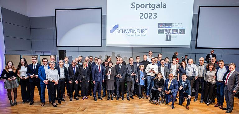 Wenn unter anderem gleich zwei Teams geehrt werden, wird das Gruppenfoto der Schweinfurter Sportgala eben etwas breiter: alle Preisträger, die Paten der Preise und Ehrengäste auf einen Blick. Wenn unter anderem gleich zwei Teams geehrt werden, wird das Gruppenfoto der Schweinfurter Sportgala eben etwas breiter: alle Preisträger, die Paten der Preise und Ehrengäste auf einen Blick.