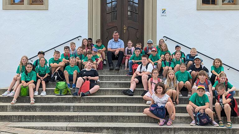 Die Schülerinnen und Schüler zusammen mit Erstem Bürgermeister Franz-Josef Sauer auf der Rathaustreppe.