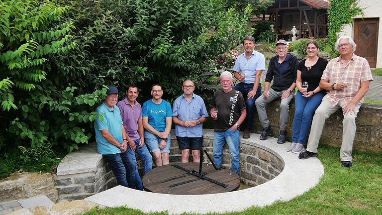 Der Dorfbrunnen in Sulzwiesen und sein Umfeld wurden saniert und neu angelegt. Mit einem Brunnenschoppen haben das Helferteam und Bürgermeister Bernd Schraud die Fertigstellung der Sanierung gefeiert. Im Bild (von links): Wilhelm Issing, Georg Öhrlein, Christian Weißenberger, Norbert Rumpel, Günter Schraut, Bernd Schraud, Gottfried Holzinger, Christine Holzinger und Bruno Strobel.