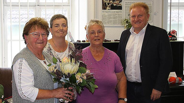 25 Jahre lang war Magdalena Dünisch (links) Chefin des Strickkreises Poppenlauer. Ihre Nachfolgerin ist Sonja Kuhn (Mitte), Stellvertreterin ist Inge Förster. - 25 Jahre lang war Magdalena Dünisch (links) Chefin des Strickkreises Poppenlauer. Ihre Nachfolgerin ist Sonja Kuhn (Mitte), Stellvertreterin ist Inge Förster. 25 Jahre lang war Magdalena Dünisch (links) Chefin des Strickkreises Poppenlauer. Ihre Nachfolgerin ist Sonja Kuhn (Mitte), Stellvertreterin ist Inge Förster. - 25 Jahre lang war Magdalena Dünisch (links) Chefin des Strickkreises Poppenlauer. Ihre Nachfolgerin ist Sonja Kuhn (Mitte), Stellvertreterin ist Inge Förster.