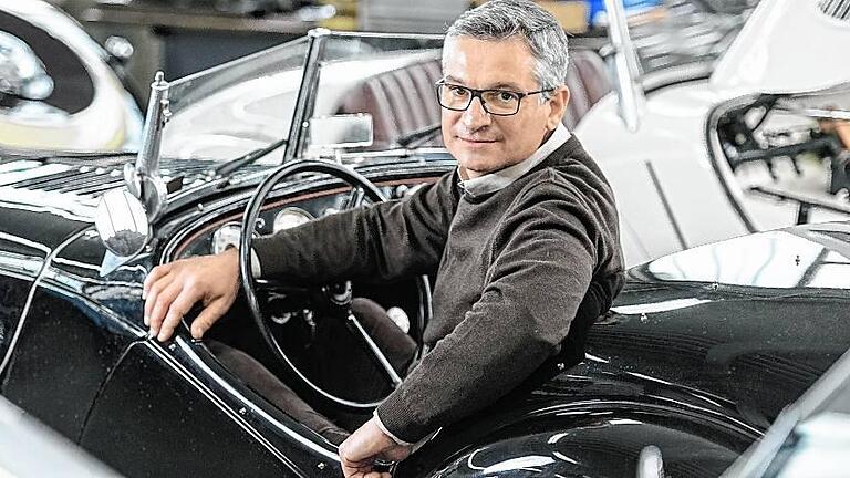 Würzburg auf dem Weltmarkt: Feierabend Oldtimer       -  Das Herz von Geschäftsführer Thomas Feierabend schlägt für Oldtimer aller Art.