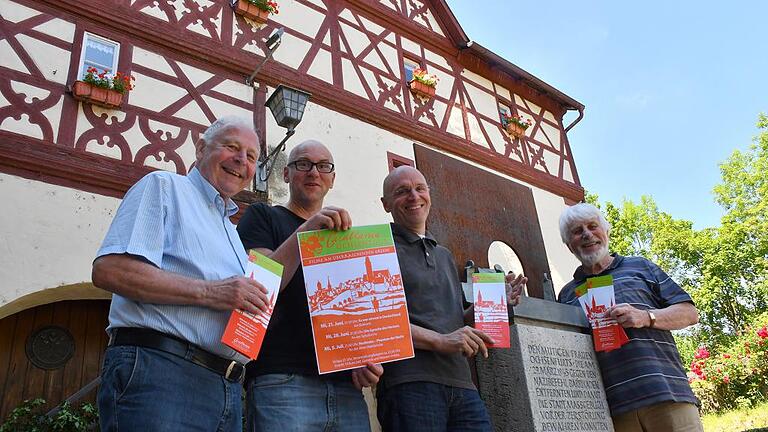 Manfred Hinkelmann vom Arbeitskreis Geschichte, die Kinobetreiben Hannes Tietze und Gerd Dobner und Stadtarchivar Peter Wesselowsky am Denkmal für die mutigen Frauen vor dem Bollwerk, dem ersten Schauplatz der cineastischen &bdquo;Ochsentour&ldquo; durch die Ochsenfurter Altstadt.