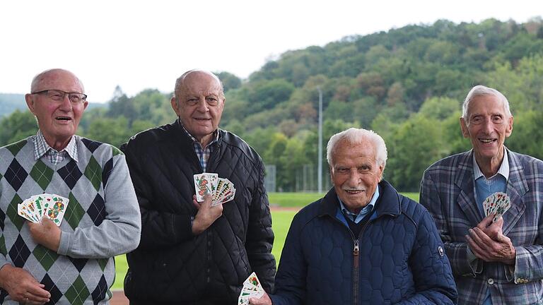 Die legendäre Kartrunde beim FC 06 Bad Kissingen besteht aus (von links) Arthur Kaffer (92), Hermann Matthes (84), Karl Ernst (97) und Gustav Streng (90). Foto: Jürgen Schmitt - Die legendäre Kartrunde beim FC 06 Bad Kissingen besteht aus (von links) Arthur Kaffer (92), Hermann Matthes (84), Karl Ernst (97) und Gustav Streng (90). Foto: Jürgen Schmitt Die legendäre Kartrunde beim FC 06 Bad Kissingen besteht aus (von links) Arthur Kaffer (92), Hermann Matthes (84), Karl Ernst (97) und Gustav Streng (90). Foto: Jürgen Schmitt - Die legendäre Kartrunde beim FC 06 Bad Kissingen besteht aus (von links) Arthur Kaffer (92), Hermann Matthes (84), Karl Ernst (97) und Gustav Streng (90). Foto: Jürgen Schmitt