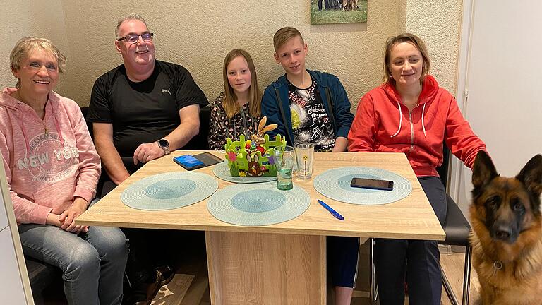 Ralf und Roswitha Thomas aus Thüngen haben die aus der Ukraine geflüchteten Maria (8 Jahre), Sascha (15 Jahre) und ihre Mutter Natascha (45 Jahre) bei sich zu Hause aufgenommen. Die Kommunikation funktioniert mithilfe von Sprach-Apps auf dem Smartphone. Ralf und Roswitha Thomas aus Thüngen haben die aus der Ukraine geflüchteten Maria (8 Jahre), Sascha (15 Jahre) und ihre Mutter Natascha (45 Jahre) bei sich zu Hause aufgenommen. Die Kommunikation funktioniert mithilfe von Sprach-Apps auf dem Smartphone.