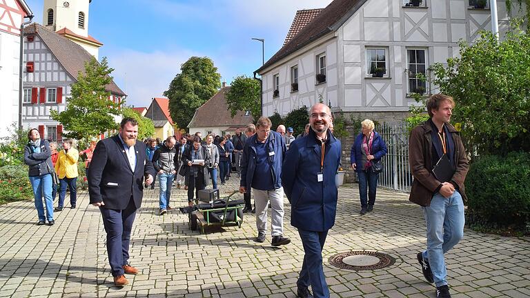 Die Sonne strahlte mit den Auernhöfer beim Rundgang der Landesbewertungskommission durch den Ort.