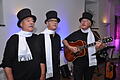 '3 Freunde' (von links): Wolfgang Ascher, Eberhard Dörr und Oskar Fuchs reichen ihre Stimmen und die Gitarre.