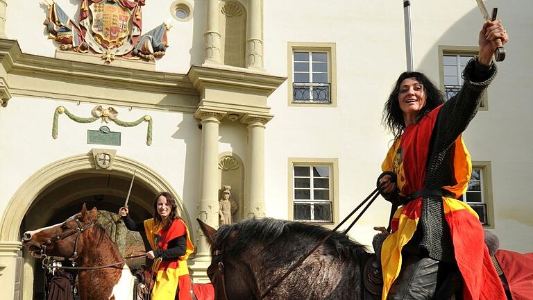 Die historische Kulisse mit dem prächtigen Residenzschloss macht den besonderen Charme des Bad Mergentheimer Pferdemarktes aus. Die historische Kulisse mit dem prächtigen Residenzschloss macht den besonderen Charme des Bad Mergentheimer Pferdemarktes aus.