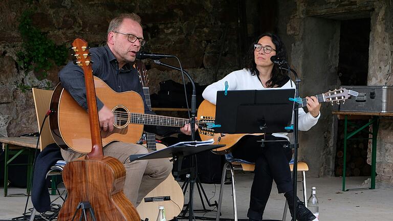 Bettina Schaaf und Stefan Jehn brachten als Duo 'Saite an Saite' (Fulda) bei der 'Echt.Zeit' im Klostergarten Schönau  mit virtuosem Gitarrenspiel und Gesang ein breites Repertoire an Songs auf die Bühne.