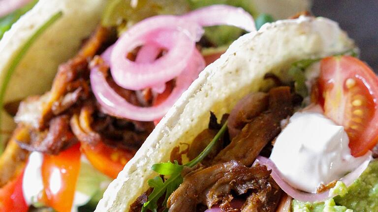 Gerupfte Austernseitlinge in einem Wrap - Sieht aus wie ein Fleisch-Taco. Doch der Wrap ist mit gerupften Austernseitlingen gefüllt. Gerupfte Austernseitlinge in einem Wrap - Sieht aus wie ein Fleisch-Taco. Doch der Wrap ist mit gerupften Austernseitlingen gefüllt.