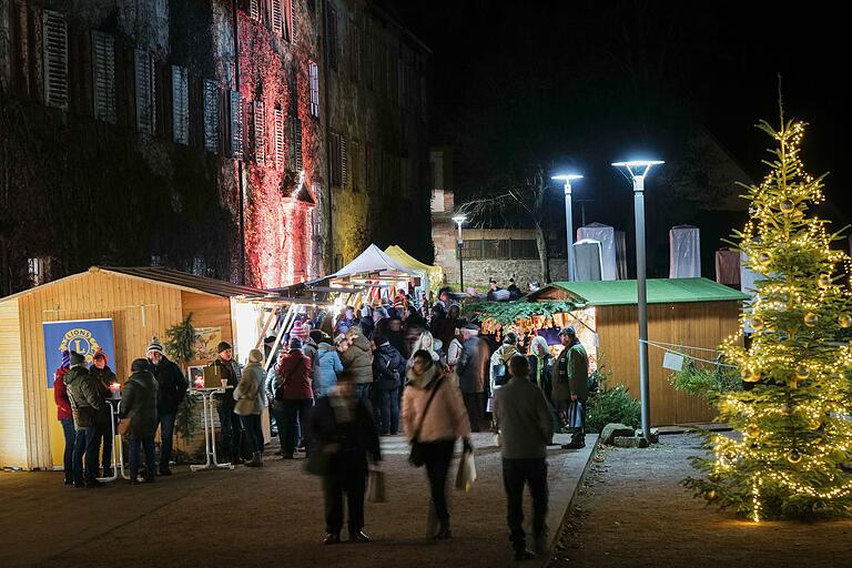 Reges Treiben an den Ständen im und um das Kloster Bronnbach beim Weihnachtsmarkt. Reges Treiben an den Ständen im und um das Kloster Bronnbach beim Weihnachtsmarkt.