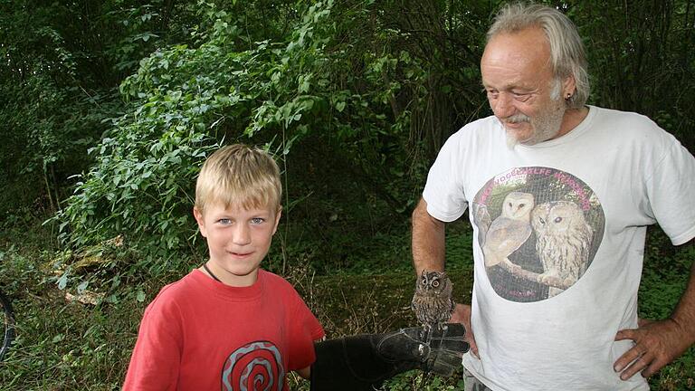 Anton fühlt sich als Nachwuchsfalkner.