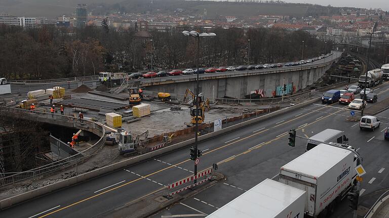 Diese Aufnahme von Ende 2008 zeigt den Abbau der Siligmüllerbrücke. Das lange Betonband im Hintergrund ist die Hohlkasten-Rampe in der Johann-Sperl-Straße, die jetzt einem Rad- und Fußweg weicht. Diese Aufnahme von Ende 2008 zeigt den Abbau der Siligmüllerbrücke. Das lange Betonband im Hintergrund ist die Hohlkasten-Rampe in der Johann-Sperl-Straße, die jetzt einem Rad- und Fußweg weicht. 