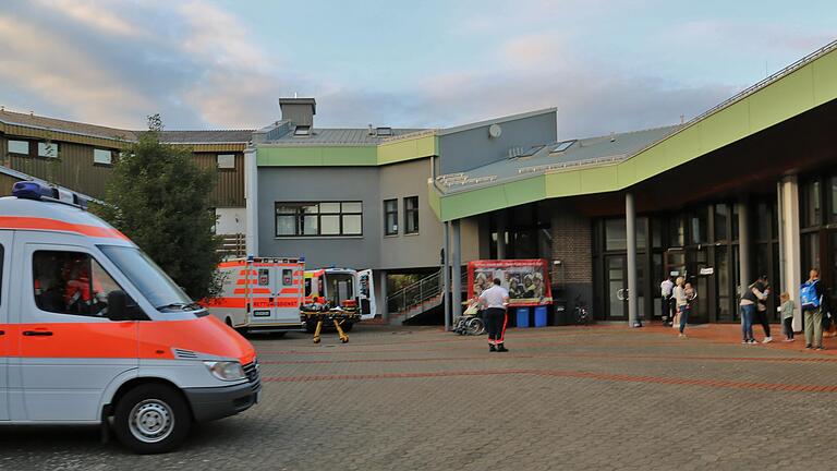 35 Menschen wurden aus ihren Häusern evakuiert. Der Rettungsdienst der Malteser brachte sie in die Margarethenhalle und betreute sie dort.