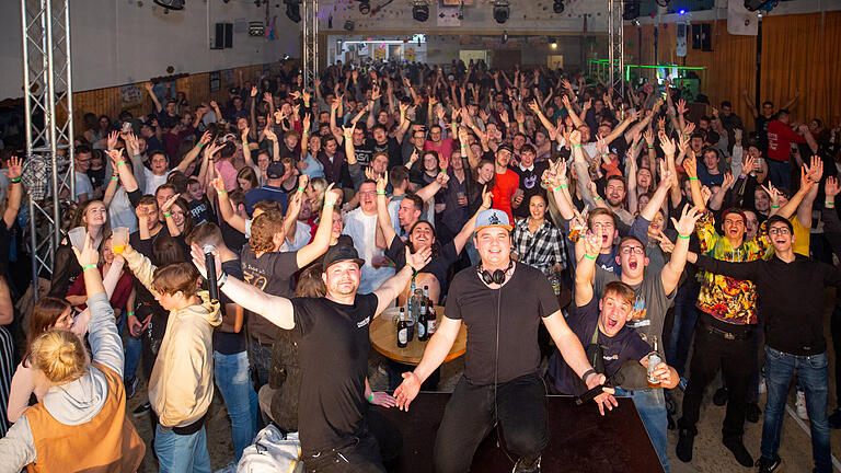Saisoneröffnung mit der 90er und 2000er - Party  in der Rhönfesthalle in Stangenroth mit DJ Chris Only am Samstag, 06.11.2021.