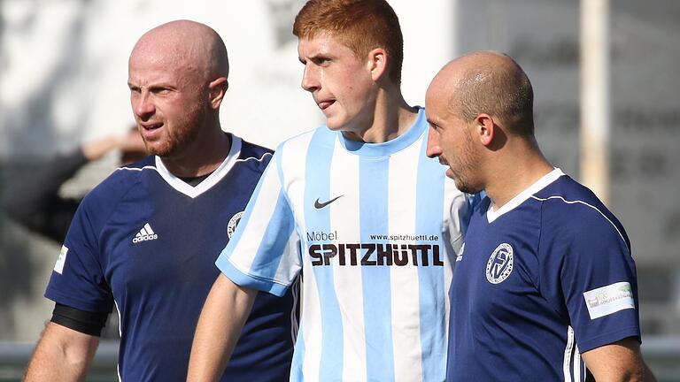 Dominik Bufe (links) und Daniel Bufe (rechts, in der Mitte: Luca Wander vom FV Helmstadt) wechseln zusammen mit Marcel Hoh, der momentan bei der SG Urspringen-Karbach Spielertrainer ist, in der neuen Saison vom FV Bergrothenfels/Hafenlohr zum SV Erlenbach. Dominik Bufe (links) und Daniel Bufe (rechts, in der Mitte: Luca Wander vom FV Helmstadt) wechseln zusammen mit Marcel Hoh, der momentan bei der SG Urspringen-Karbach Spielertrainer ist, in der neuen Saison vom FV Bergrothenfels/Hafenlohr zum SV Erlenbach.