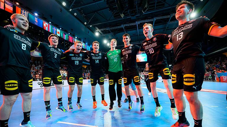 Handball-Weltmeister: Die deutsche U-21-Nationalmannschaft mit Nils Lichtlein (Zweiter von links) feiert den Titel nach ihrem Finalsieg über Ungarn in der Berliner Max-Schmeling-Halle.&nbsp;