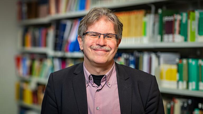 Der Philosophieprofessor Jörn Müller von der Würzburger Universität sagt, Vorsätze würden oft daran scheitern, dass sie zu allgemein gefasst werden.&nbsp;