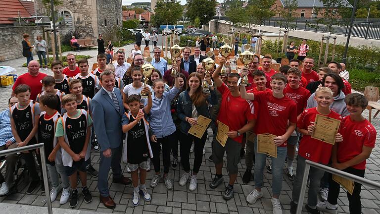 Ein Hoch auf den Breitensport bei der Sportlerehrung der Stad Ochsenfurt. Im Bild die Geehrten mit Bürgermeister Peter Juks, in der Mitte die Jugendsportlerin des Jahres, Schwimmerin Hannah Schneider, und rechts neben ihr,Sportler des Jahres: Christian Dürr. Ein Hoch auf den Breitensport bei der Sportlerehrung der Stad Ochsenfurt. Im Bild die Geehrten mit Bürgermeister Peter Juks, in der Mitte die Jugendsportlerin des Jahres, Schwimmerin Hannah Schneider, und rechts neben ihr,Sportler des Jahres: Christian Dürr.