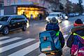 Gefahrensituation in der Zeppelinstraße: Oft haben Autofahrende die Schulkinder, die am Morgen den Zebrastreifen überqueren, nicht genügend im Auge.