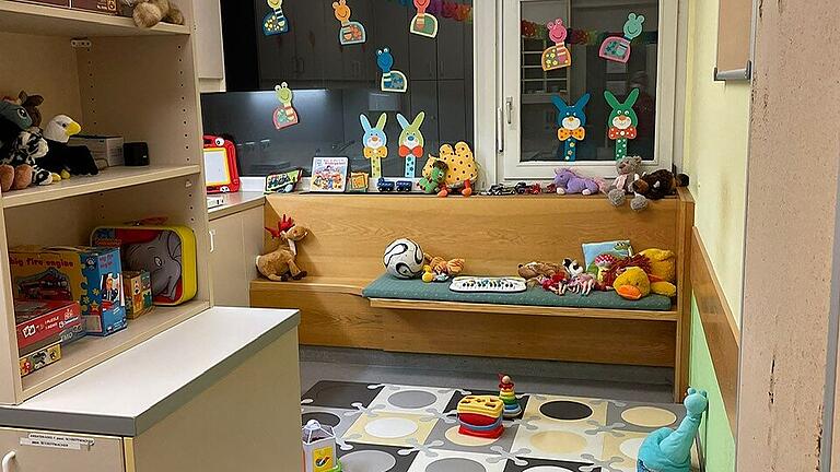 Die Mitarbeiterinnen und Mitarbeiter des Rhön-Klinikums haben auf der Station der ehemaligen Herz- und Gefäßklinik eine Spielecke für die Kinder eingerichtet. Die Mitarbeiterinnen und Mitarbeiter des Rhön-Klinikums haben auf der Station der ehemaligen Herz- und Gefäßklinik eine Spielecke für die Kinder eingerichtet.