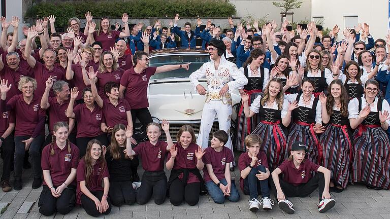 'Elvis' mit den Musikerinnen und Musikern des Musikvereins Güntersleben.