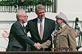 Historischer Handschlag zwischen Rabin und Arafat.jpeg       -  Berühmter Handschlag: Der israelische Ministerpräsident Izchak Rabin und der Vorsitzende der Palästinensischen Befreiungsorganisation PLO Jassir Arafat mit US-Präsident Bill Clinton am 13. September 1993 in Washington.