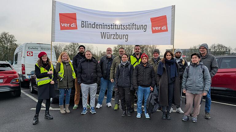 Knapp 20 der insgesamt 1600 Beschäftigten der Blindeninstitutsstiftung Würzburg haben sich am Donnerstagmorgen auf dem Parkplatz am Dallenbergbad versammelt, um nach Nürnberg zum Verdi-Streik zu fahren. Knapp 20 der insgesamt 1600 Beschäftigten der Blindeninstitutsstiftung Würzburg haben sich am Donnerstagmorgen auf dem Parkplatz am Dallenbergbad versammelt, um nach Nürnberg zum Verdi-Streik zu fahren.