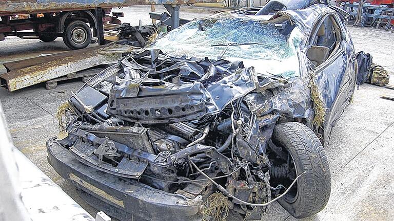 Mehrfach überschlagen       -  (cop)   Ein 19-Jähriger überholte am Samstag um 9.35 Uhr auf der A 81, Gemarkung Widdern, ein vor ihm fahrendes Fahrzeug. Beim Wiedereinscheren nach rechts verlor er die Kontrolle über seinen Mitsubishi Eclipse, schleuderte nach rechts auf die Grünfläche und überschlug sich mehrfach, so die Polizei. Der Unfallverursacher und sein Beifahrer wurden schwer verletzt. Der Fahrer so schwer, dass er mit dem Rettungshubschrauber in die Uni-Klinik nach Würzburg geflogen werden musste. Die Feuerwehr Osterburken war mit vier Fahrzeugen und 22 Mann vor Ort. Die Autobahn war eine Stunde voll gesperrt. Der Schaden beläuft sich auf 3000 Euro.