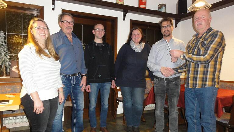 Der Vorstand der Poppenrother Musikanten (von links) Rebecca Reuß, Kurt Müller, Sascha Pfrang und Christina Wimmel freut sich auf den 'Neuen' Andreas Back, dem Jürgen Kröckel den Dirigentenstab überreicht. Wolfgang Wimmel       -  Der Vorstand der Poppenrother Musikanten (von links) Rebecca Reuß, Kurt Müller, Sascha Pfrang und Christina Wimmel freut sich auf den 'Neuen' Andreas Back, dem Jürgen Kröckel den Dirigentenstab überreicht. Wolfgang Wimmel