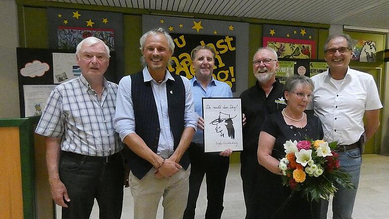 Haben gut lachen: Egon Bauß, Rektor der Udo-Lindenberg-Mittelschule Mellrichstadt (Dritter von rechts), wurde nach 42 Jahren im Schuldienst in den Ruhestand verabschiedet. Sein Nachfolger wird der bisherige Konrektor Achim Libischer (Zweiter von links). Mit ihnen freuten sich der frühere Schulamtsdirektor Volkert Hufnagel (links), Schulamtsdirektor Klaus Jörg Dritter von links), Martha Bauß und Bürgermeister Eberhard Streit (rechts).
