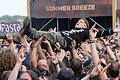 Des Metallers Himmel: auf tausenden Händen Richtung Bühne getragen werden - und im Hintergrund das Festival Logo des Summer Breeze Open Airs in Dinkelsbühl.
