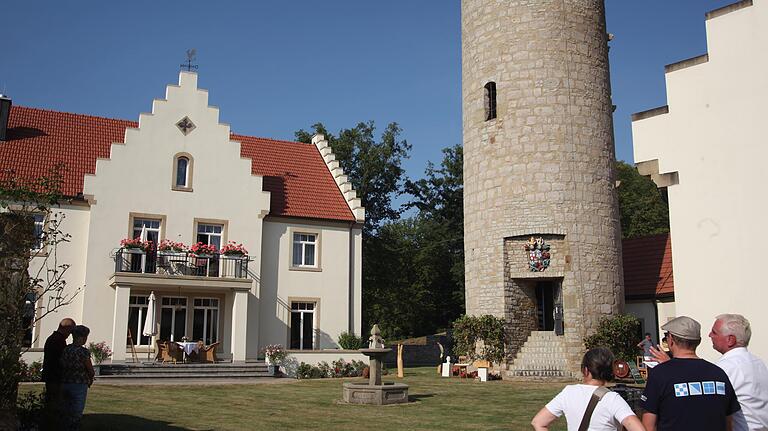 Der Jahrhunderte alte restaurierte Bergfried und das neu erbaute Wohnhaus stehen in Büchold nebeneinander. Der Jahrhunderte alte restaurierte Bergfried und das neu erbaute Wohnhaus stehen in Büchold nebeneinander.