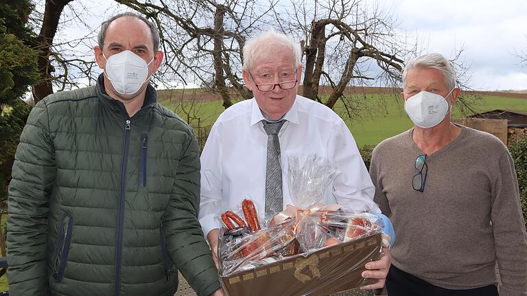 Stadtrat Manfred Stühler feierte am Montag seinen 75. Geburtstag und seine 50-jährige Zugehörigkeit zur SPD. Es gratulierten dem Fraktionsvorsitzenden für den SPD-Ortsverein Haßfurt Vorsitzender Stephan Schneider (links) und Kassier Manfred Finster, zugleich Ortssprecher von Uchenhofen (rechts).