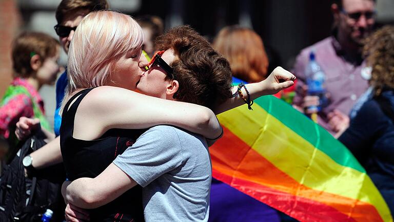 Das Symbolbild zeigt zwei Frauen, die die Erlaubnis der Homo-Ehe in Irland feiern und sich küssen. Wie ist es, als lesbische Frau in Rhön-Grabfeld seine sexuelle Orientierung offen zu zeigen? Anna F. (Name geändert) hat dieser Redaktion von ihren Erfahrungen berichtet.