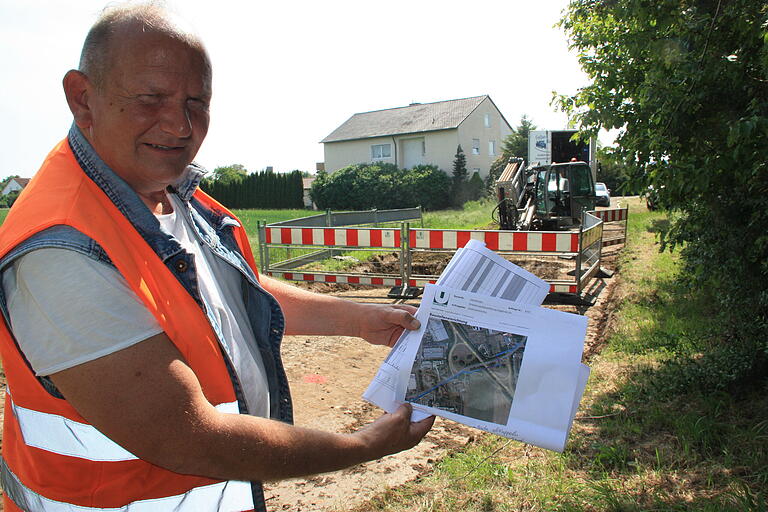 Bauingenieur Werner Eibl überwacht die Spülbohrung unter der B 286 hindurch und erläutert die Arbeiten. Bauingenieur Werner Eibl überwacht die Spülbohrung unter der B 286 hindurch und erläutert die Arbeiten.