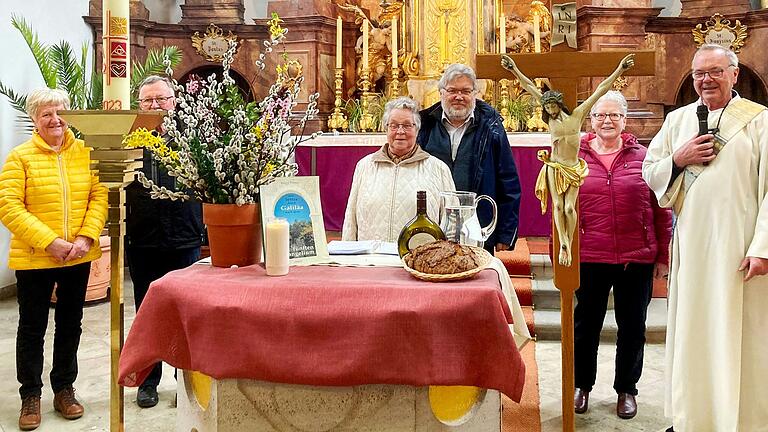 Um den thematisch gestalteten Taufstein im Chorraum von 'Heilig Kreuz' die Mitwirkenden des gottesdienstlichen Treffens Rosalinde Czeschka, Günther Schösser, Manfred Thomann, Brigitte Schlicker, es fehlt Gabriele Mergenthaler zusammen mit Diakon Lorenz Kleinschnitz und Hilde Rössert (Mitte), die Osterhasenbäckerin. Um den thematisch gestalteten Taufstein im Chorraum von 'Heilig Kreuz' die Mitwirkenden des gottesdienstlichen Treffens Rosalinde Czeschka, Günther Schösser, Manfred Thomann, Brigitte Schlicker, es fehlt Gabriele Mergenthaler zusammen mit Diakon Lorenz Kleinschnitz und Hilde Rössert (Mitte), die Osterhasenbäckerin.
