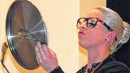 Wie seh ich aus? &bdquo;Bäuerin&ldquo; Sophia Ziegler sorgte mit ihren Schminkkünsten und Sketchpartnerin Elke Schmitt für Lacher.