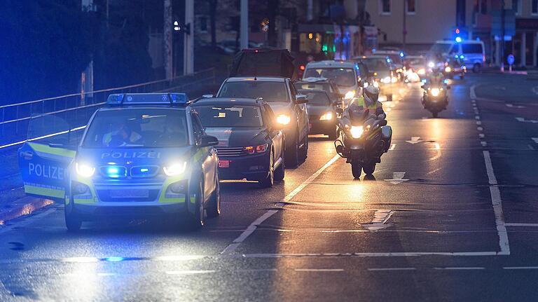 Die Polizei ist verpflichtet, die Kundgebungen von Corona-Leugnern abzusichern. Im Bild ein Autokorso der sogenannten 'Freiheitsboten' in Würzburg am Dreikönigstag. Die Polizei ist verpflichtet, die Kundgebungen von Corona-Leugnern abzusichern. Im Bild ein Autokorso der sogenannten 'Freiheitsboten' in Würzburg am Dreikönigstag. 