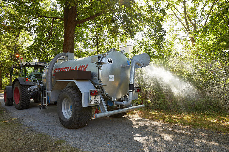 Statt das Wasser aus dem Sandermare einfach abzulassen, wird es vom städtischen Gartenamt abgepumpt und zur Bewässerung verwendet.