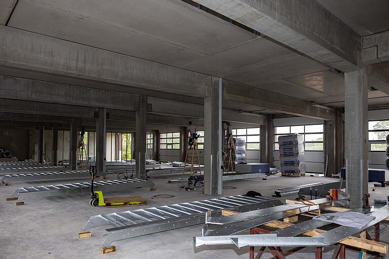 Blick in das Erdgeschoss einer der beiden Boxenhallen: Es müssen noch die Zwischenwände und die Treppen montiert werden. Blick in das Erdgeschoss einer der beiden Boxenhallen: Es müssen noch die Zwischenwände und die Treppen montiert werden.