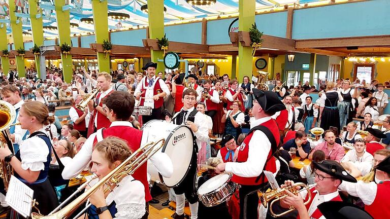 Zahlreiche Musikerinnen und Musiker aus Hergolshausen, Wasserlosen, Brebersdorf, Pfersdorf, Rottershausen, Egenhausen/Schleerieth, Essleben, Pfändhausen und Oerlenbach nahmen am Umzug zum Oktoberfest teil. Zahlreiche Musikerinnen und Musiker aus Hergolshausen, Wasserlosen, Brebersdorf, Pfersdorf, Rottershausen, Egenhausen/Schleerieth, Essleben, Pfändhausen und Oerlenbach nahmen am Umzug zum Oktoberfest teil.