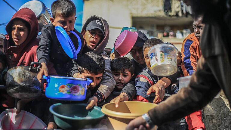 Kinder im Gazastreifen       -  Kinder im Gazastreifen erhalten Lebensmittel. (Archivbild)