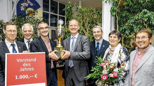 Vorstand des Jahres 2013: Andreas Jungbauer, Redaktionsleiter Würzburg der Main-Post (Dritter von links), überreicht Präsident Andreas Holz vom Akademischen Ruderclub Würzburg (ARCW) den Pokal; von links weiter im Bild: Vizepräsident Verwaltung Ludger Kleyer, Thomas Höschler (Sparkasse Mainfranken), Vizepräsident Sport Peter Wimmer, Vizepräsidentin Finanzen Ingrid Laugwitz und Präsident Christoph Hoffmann vom Verband Würzburger Sportvereine. Vorstand des Jahres 2013: Andreas Jungbauer, Redaktionsleiter Würzburg der Main-Post (Dritter von links), überreicht Präsident Andreas Holz vom Akademischen Ruderclub Würzburg (ARCW) den Pokal; von links weiter im Bild: Vizepräsident Verwaltung Ludger Kleyer, Thomas Höschler (Sparkasse Mainfranken), Vizepräsident Sport Peter Wimmer, Vizepräsidentin Finanzen Ingrid Laugwitz und Präsident Christoph Hoffmann vom Verband Würzburger Sportvereine.