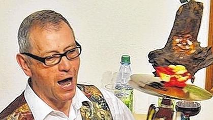 Arnold Schnaus begeisterte beim Offenen Singen des GV Harmonia im Kulturarsenal Darre in Bad Königshofen. Arnold Schnaus begeisterte beim Offenen Singen des GV Harmonia im Kulturarsenal Darre in Bad Königshofen.