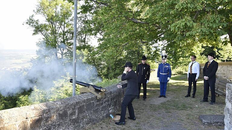 Mit drei Böllerschüssen vom Schlossberg wies die Bürgerwehr auf den Ausmarsch hin, der in diesem Jahr auf Grund der Coronapandemie nicht stattfinden konnte. Von links: Kanonier Detlef Bartesch, Hauptmann Manfred Barfuß, Landesaktuar der Bürgerwehr Andreas S. Lüneburg, Fourier Markus Daub und Kanonier Stephan Rausch.