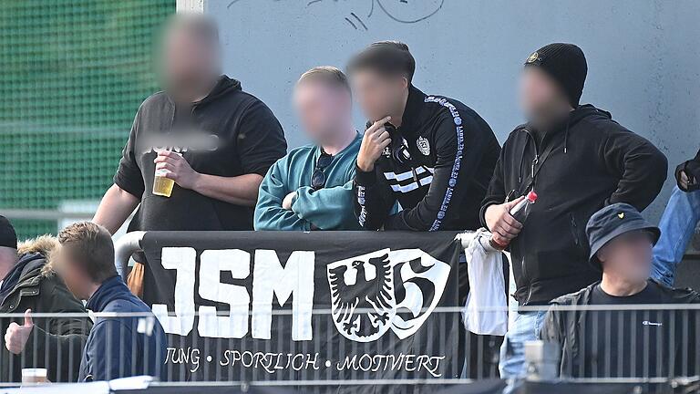 JSM - jung, sportlich, motiviert. Um dieses Transparent formiert sich im Fanblock des FC 05 Schweinfurt seit mehreren Wochen eine mutmaßlich rechtsextrem motivierte Gruppe. Drei Personen haben nun Hausverbot erteilt bekommen. JSM - jung, sportlich, motiviert. Um dieses Transparent formiert sich im Fanblock des FC 05 Schweinfurt seit mehreren Wochen eine mutmaßlich rechtsextrem motivierte Gruppe. Drei Personen haben nun Hausverbot erteilt bekommen.