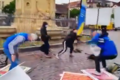 Messerattacke in Mannheim       -  In sozialen Medien kursiert ein Video des Messerangriffs in Mannheim. Der Angreifer (zweiter von rechts) sticht mit dem Messer zuerst auf eine Person in zivil ein, danach auf einen Polizisten.